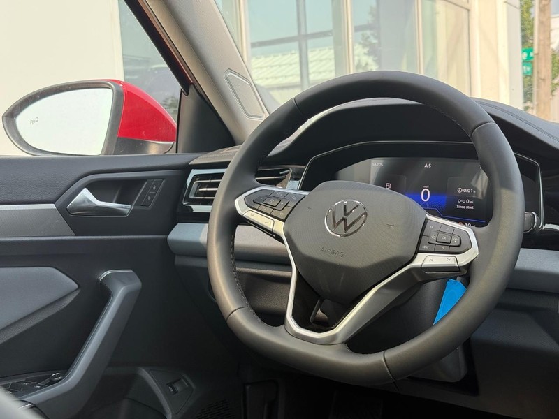 Volkswagen Jetta Vehicle Full-screen Gallery Image 8