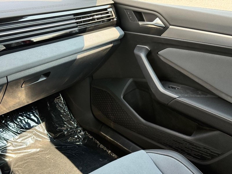 Volkswagen Jetta Vehicle Full-screen Gallery Image 9