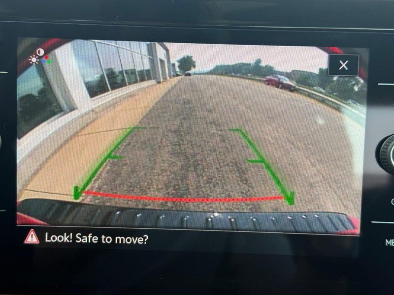 Volkswagen Jetta Vehicle Full-screen Gallery Image 13