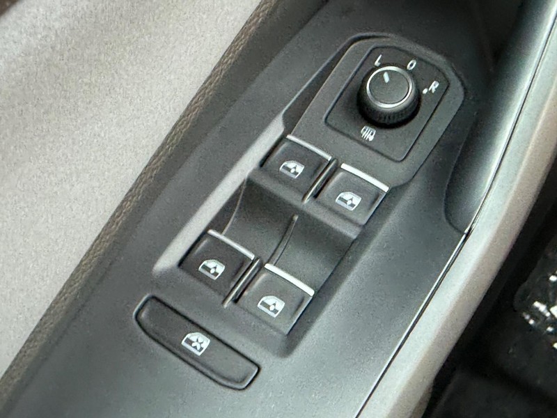 Volkswagen Jetta Vehicle Full-screen Gallery Image 15