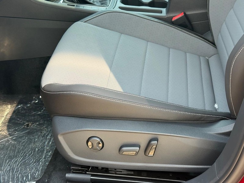 Volkswagen Jetta Vehicle Full-screen Gallery Image 16