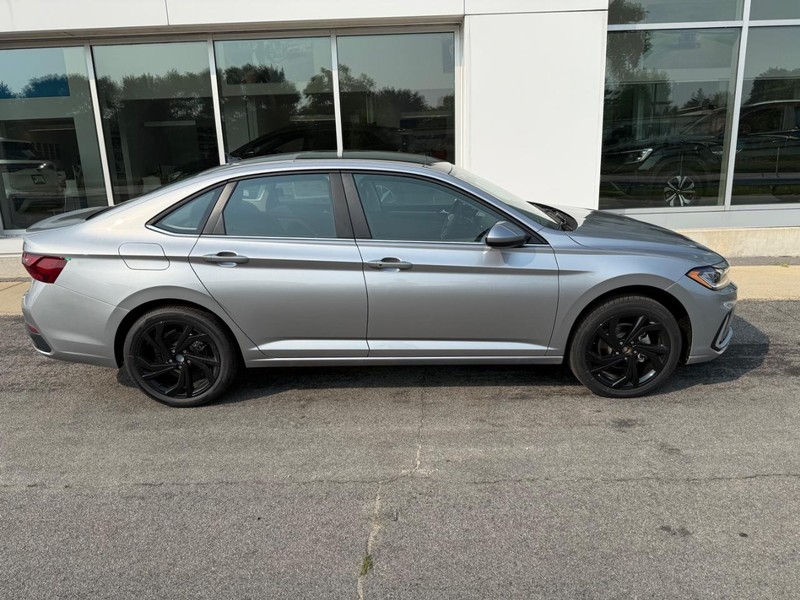 Volkswagen Jetta Vehicle Full-screen Gallery Image 2