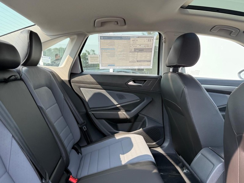 Volkswagen Jetta Vehicle Full-screen Gallery Image 4