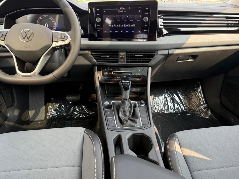 Volkswagen Jetta Vehicle Full-screen Gallery Image 5