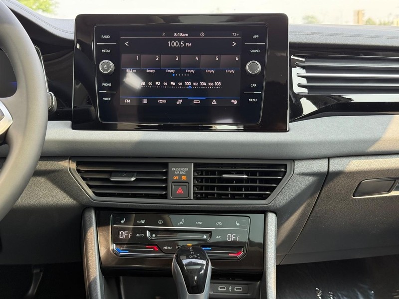 Volkswagen Jetta Vehicle Full-screen Gallery Image 6