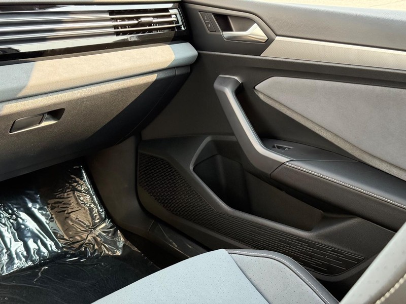 Volkswagen Jetta Vehicle Full-screen Gallery Image 8