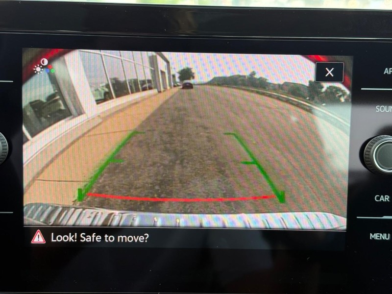 Volkswagen Jetta Vehicle Full-screen Gallery Image 11