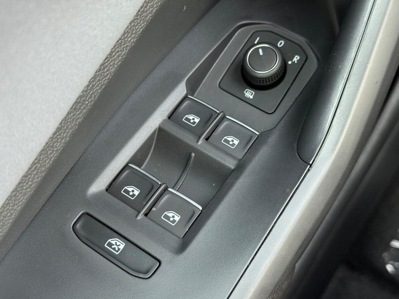 Volkswagen Jetta Vehicle Full-screen Gallery Image 13