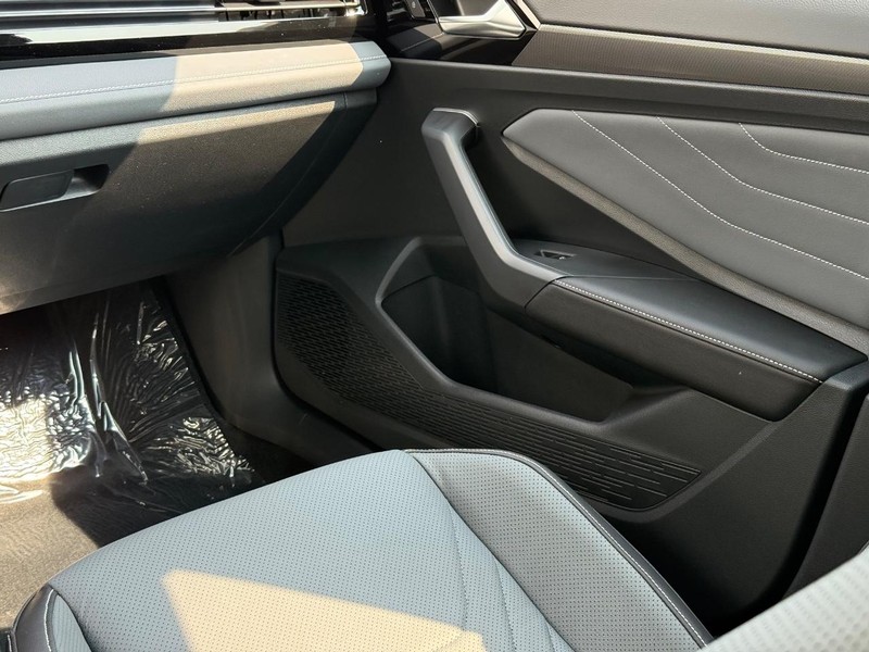 Volkswagen Jetta Vehicle Full-screen Gallery Image 9