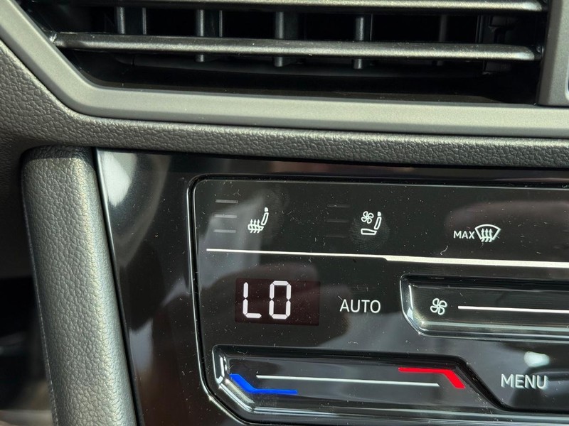 Volkswagen Jetta Vehicle Full-screen Gallery Image 15