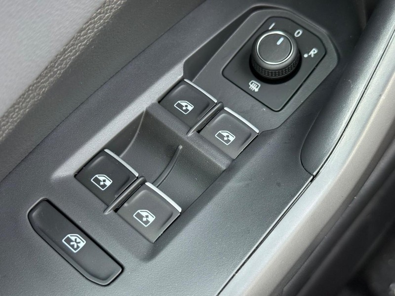 Volkswagen Jetta Vehicle Full-screen Gallery Image 16