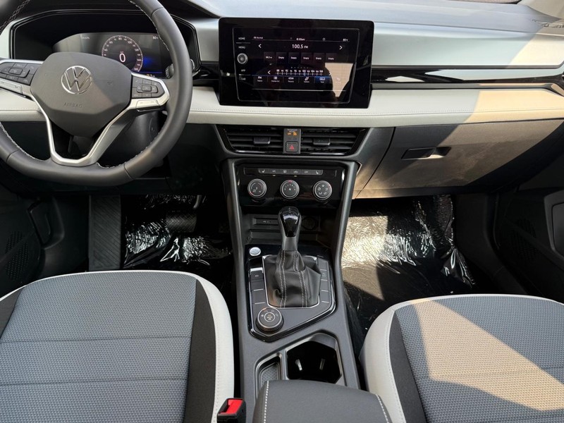 Volkswagen Taos Vehicle Full-screen Gallery Image 5