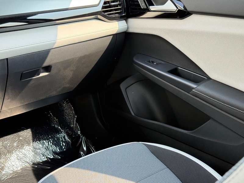 Volkswagen Taos Vehicle Full-screen Gallery Image 9