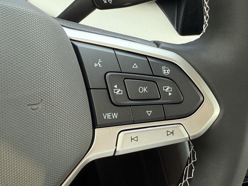 Volkswagen Taos Vehicle Full-screen Gallery Image 11