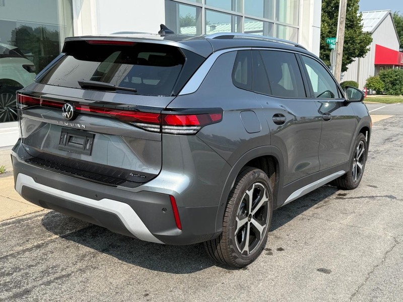 Volkswagen Tiguan Vehicle Full-screen Gallery Image 3