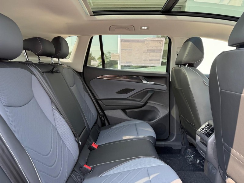 Volkswagen Tiguan Vehicle Full-screen Gallery Image 4