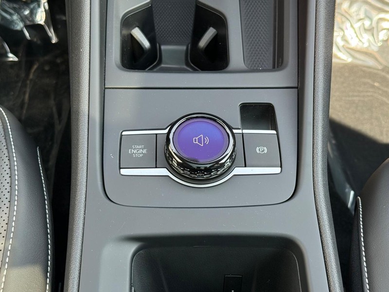 Volkswagen Tiguan Vehicle Full-screen Gallery Image 6