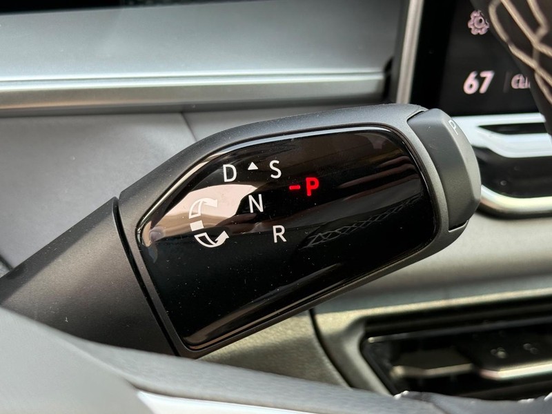 Volkswagen Tiguan Vehicle Full-screen Gallery Image 9