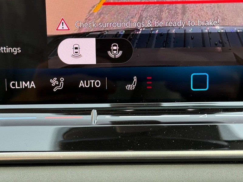 Volkswagen Tiguan Vehicle Full-screen Gallery Image 11