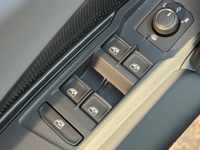 Volkswagen Tiguan Vehicle Full-screen Gallery Image 12