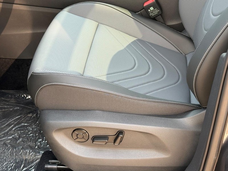 Volkswagen Tiguan Vehicle Full-screen Gallery Image 13