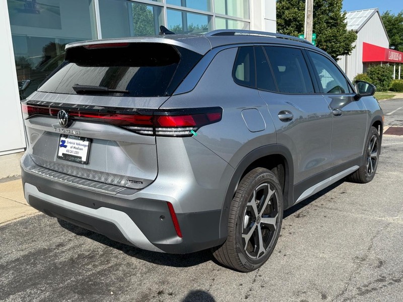 Volkswagen Tiguan Vehicle Full-screen Gallery Image 3