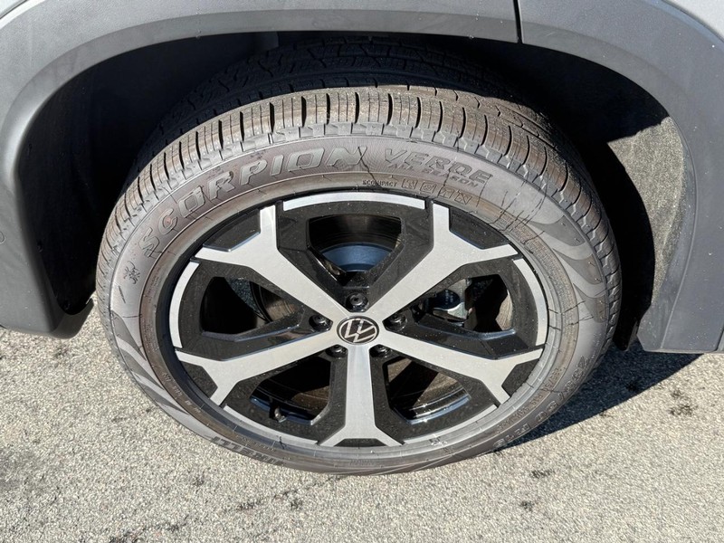 Volkswagen Tiguan Vehicle Full-screen Gallery Image 4