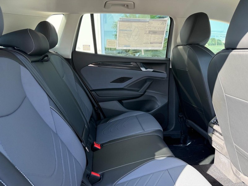 Volkswagen Tiguan Vehicle Full-screen Gallery Image 6