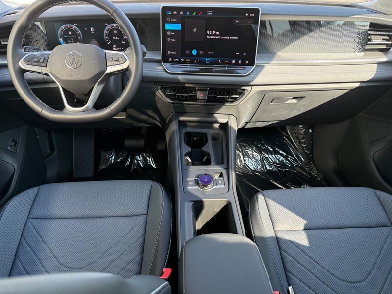 Volkswagen Tiguan Vehicle Full-screen Gallery Image 7