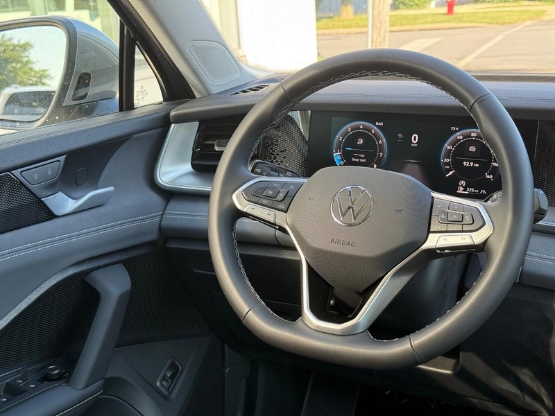 Volkswagen Tiguan Vehicle Full-screen Gallery Image 9