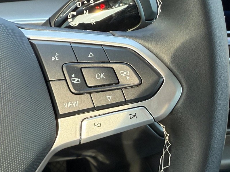 Volkswagen Tiguan Vehicle Full-screen Gallery Image 12