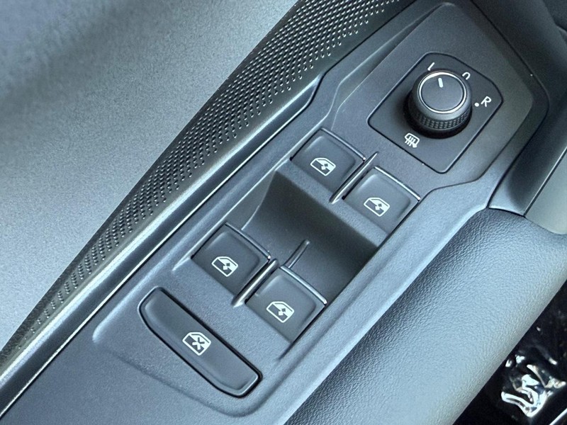 Volkswagen Tiguan Vehicle Full-screen Gallery Image 16