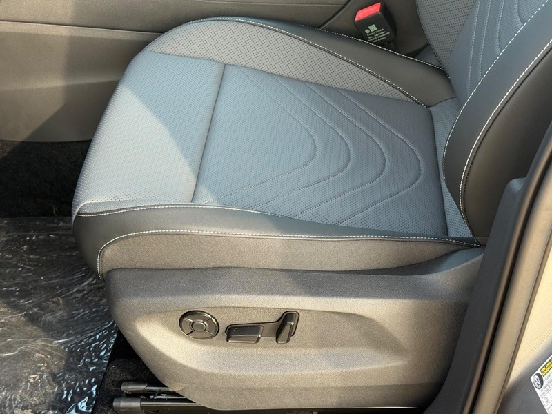 Volkswagen Tiguan Vehicle Full-screen Gallery Image 17