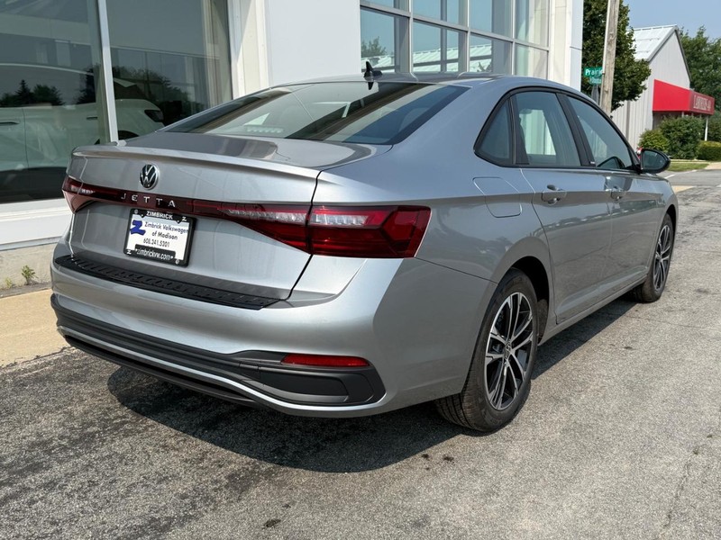 Volkswagen Jetta Vehicle Full-screen Gallery Image 3