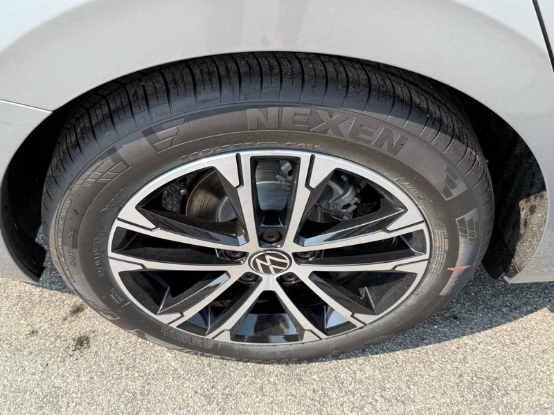 Volkswagen Jetta Vehicle Full-screen Gallery Image 4