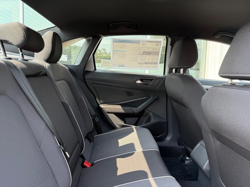 Volkswagen Jetta Vehicle Full-screen Gallery Image 5