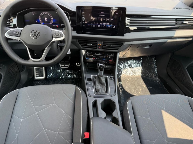 Volkswagen Jetta Vehicle Full-screen Gallery Image 6