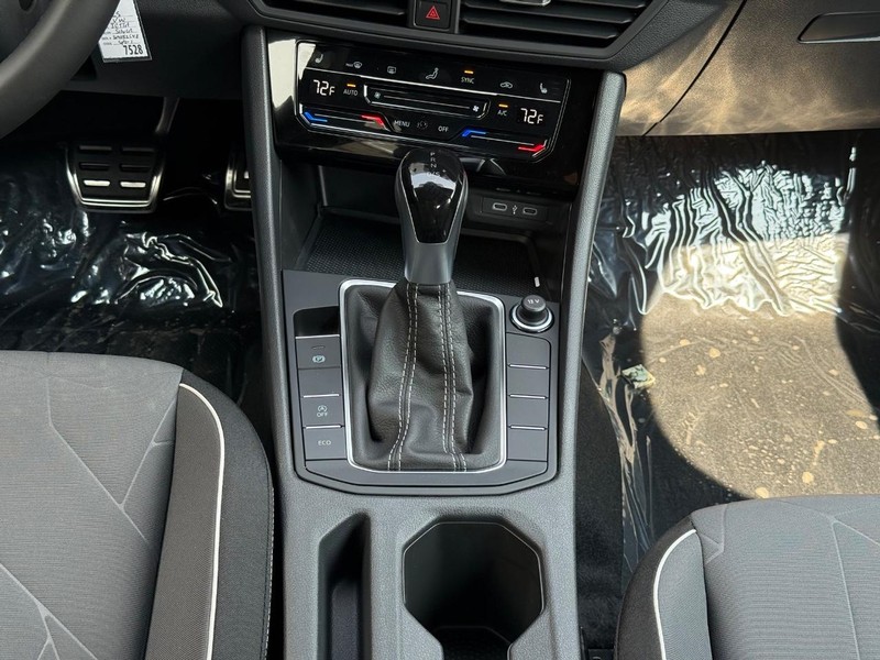 Volkswagen Jetta Vehicle Full-screen Gallery Image 8