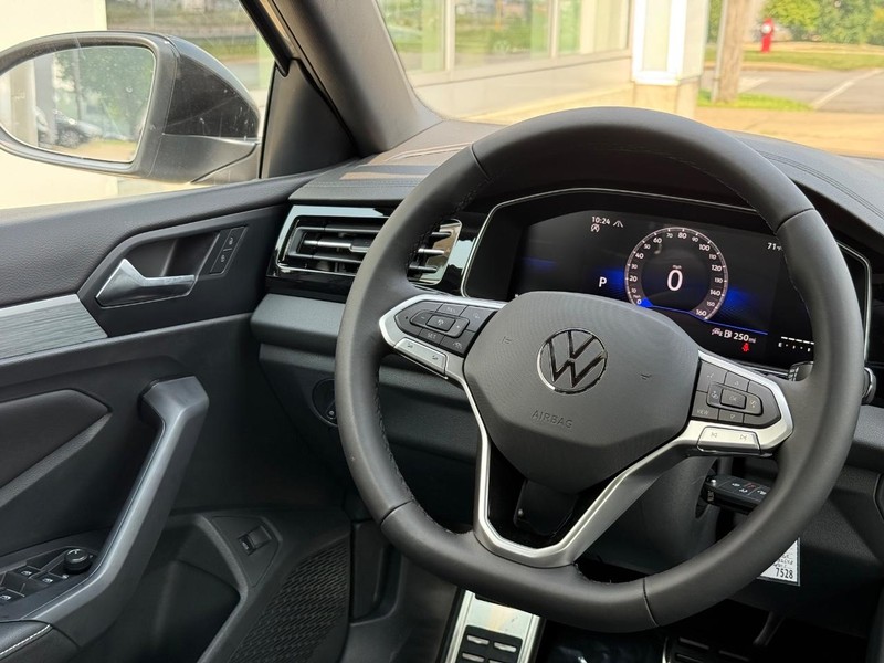 Volkswagen Jetta Vehicle Full-screen Gallery Image 9