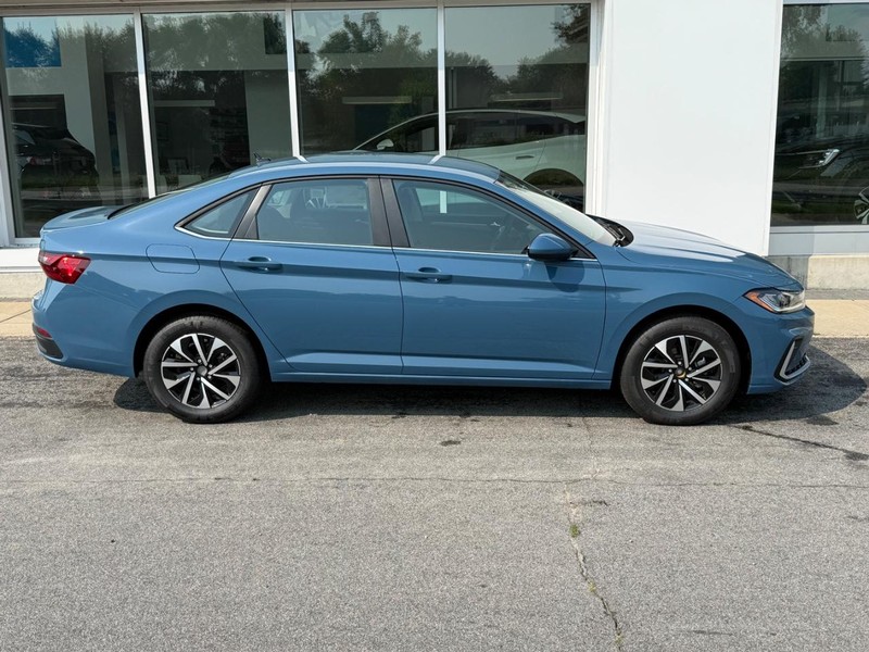Volkswagen Jetta Vehicle Full-screen Gallery Image 2