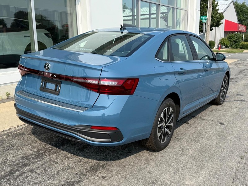 Volkswagen Jetta Vehicle Full-screen Gallery Image 3