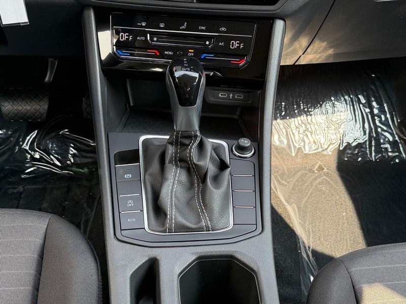 Volkswagen Jetta Vehicle Full-screen Gallery Image 7