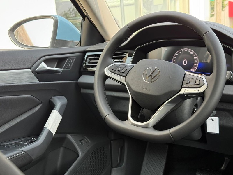 Volkswagen Jetta Vehicle Full-screen Gallery Image 8