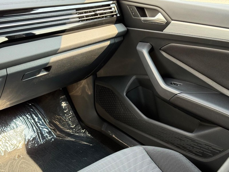 Volkswagen Jetta Vehicle Full-screen Gallery Image 9