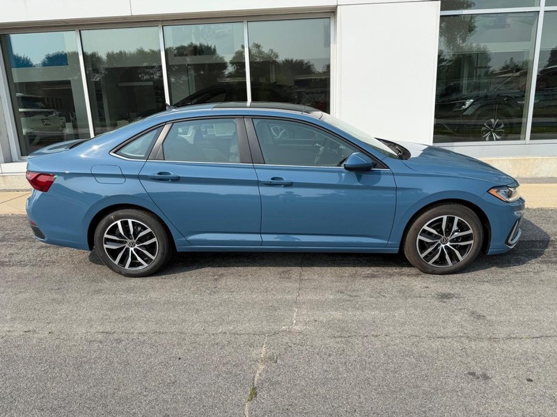 Volkswagen Jetta Vehicle Full-screen Gallery Image 2