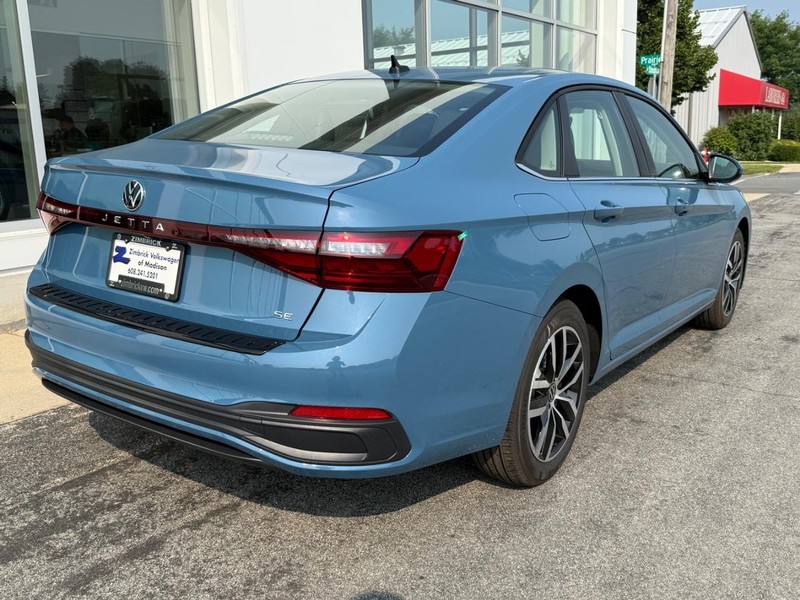 Volkswagen Jetta Vehicle Full-screen Gallery Image 3