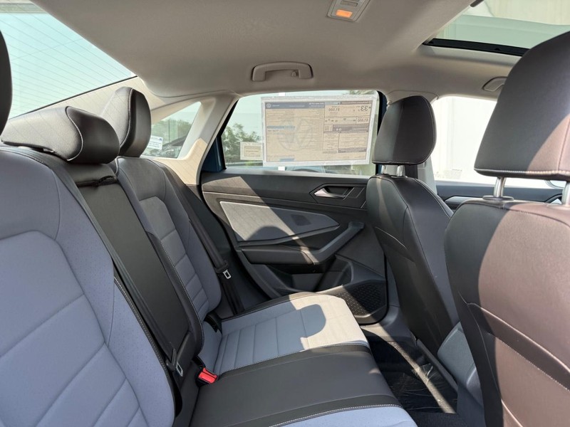 Volkswagen Jetta Vehicle Full-screen Gallery Image 5