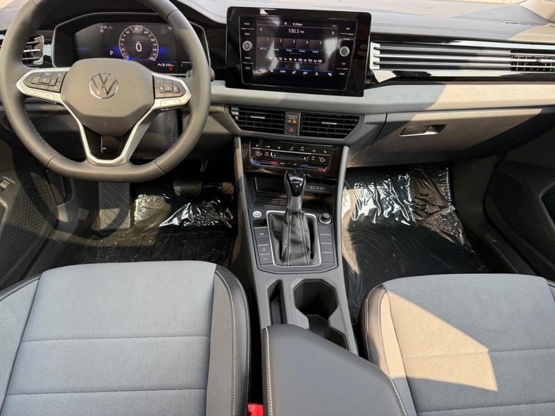 Volkswagen Jetta Vehicle Full-screen Gallery Image 6