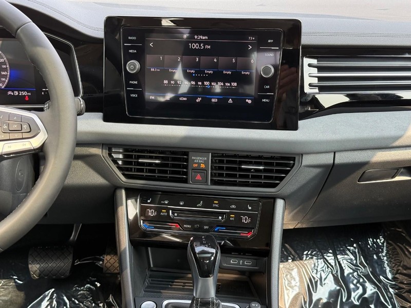 Volkswagen Jetta Vehicle Full-screen Gallery Image 7