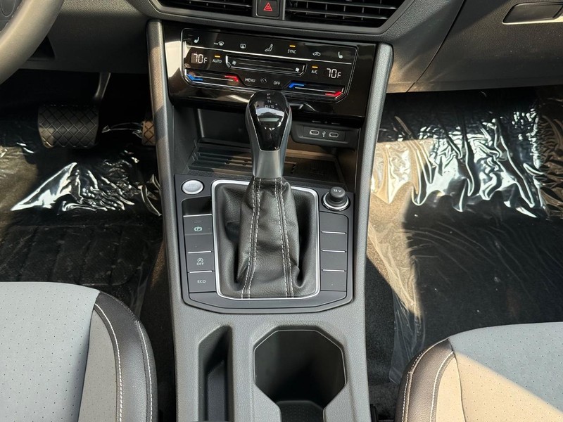 Volkswagen Jetta Vehicle Full-screen Gallery Image 8